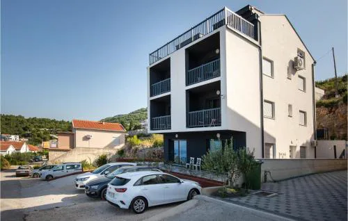 Lovely Apartment In Komarna With Wifi