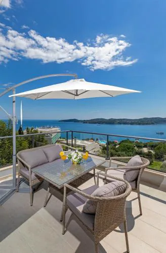 Apartmani D & J with Heated Pool & Stunning Sea View