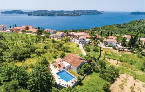 Three-Bedroom Holiday Home In Orasac