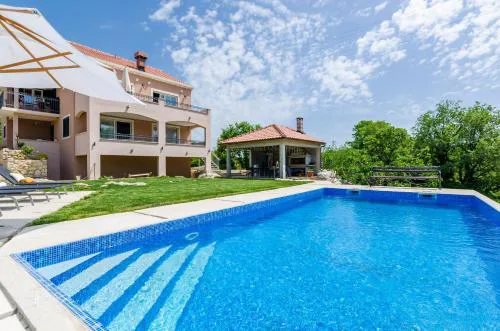 Villa Majkovica - 4 Bedroom Villa with Private Pool & En-Suite Bathrooms & Parking