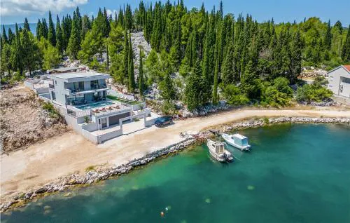 Stunning Home In Blace