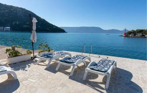 Three-Bedroom Apartment Blace With Sea View 06
