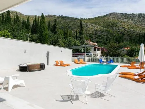 Five Bedroom Villa with Private Pool & Sea View