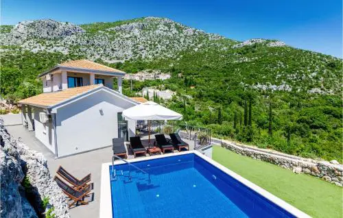 Four-Bedroom Holiday Home In Zaton