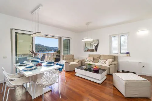Seaview Elegance Apartment - Luxury Comfort with Free Parking Garage