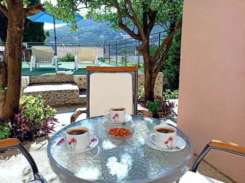 Villa Tanya - modern 3 bedroom house seconds away from the sea
