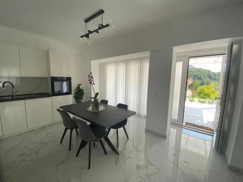 Holiday House Canis