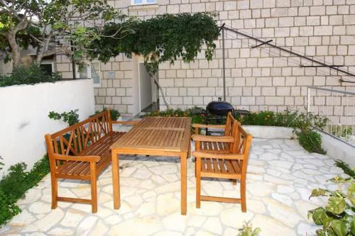 Apartment Dubreta with balcony