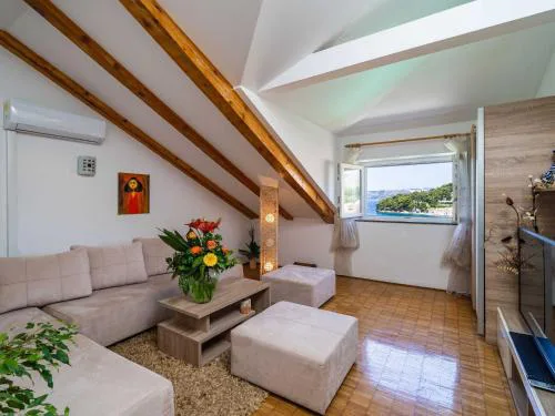 Apartments & Rooms Mara & Petrunjela - One Bedroom Apartment with Balcony and Sea View