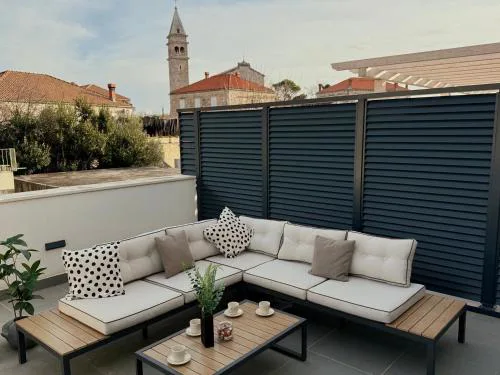 Dawn & Dusk - Modern Two Bedroom Apartment with Mountain Views