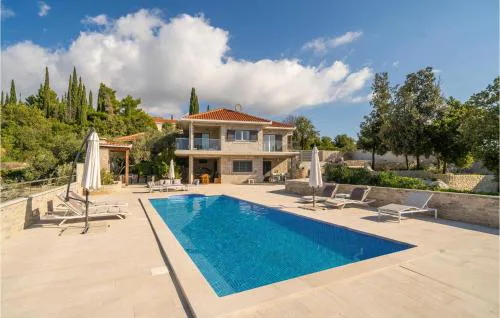 Lovely Apartment In Cilipi With Wifi
