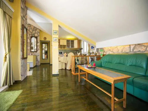 5 bedroom holiday home with balcony