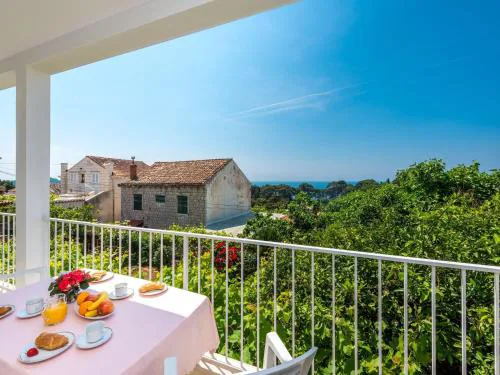 Apartment Lena - Three-Bedroom Apartment with Balcony and Sea View