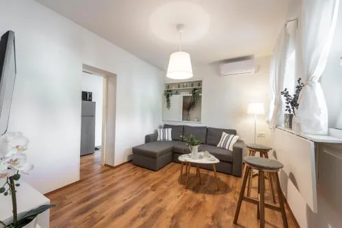 Apartment Near Old Town, FREE PARKING & Huge Garden