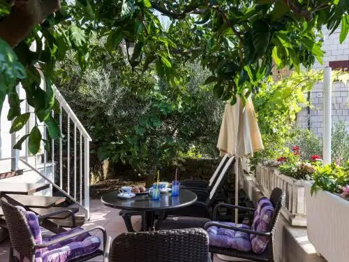 Apartment Vukic - Studio Apartment with Terrace and Garden View