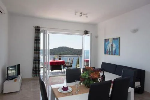 Apartments Villa Ari - Superior Three Bedroom Apartment with Balcony and Sea View First Floor