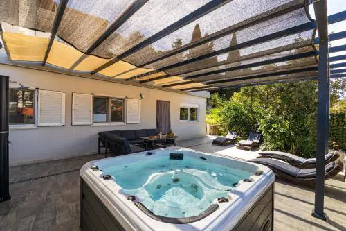Dolores Apartment with Terrace & Jacuzzi