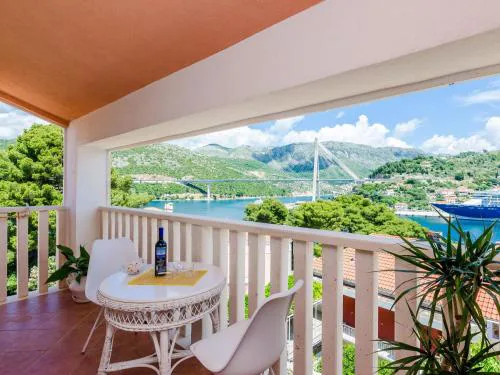 Apartment with balcony near Sea