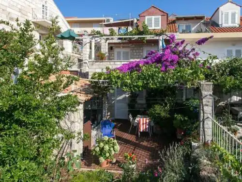 Guest House Misita - One Bedroom Apartment with Balcony and Sea View