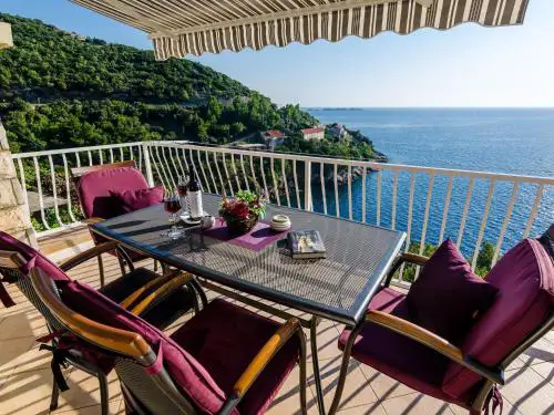 Indy's Beach Apartments -Two Bedroom Apartment with Balcony and Sea View