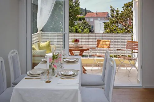 Johnny's place with free parking & balcony