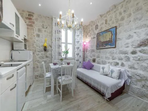 L & L Old Town Apartments - One bedroom Apartment Lavander