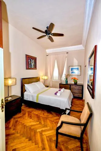 Large Three Bedroom, Center of Old Town