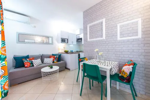 Niko's Charming Apartment with FREE parking