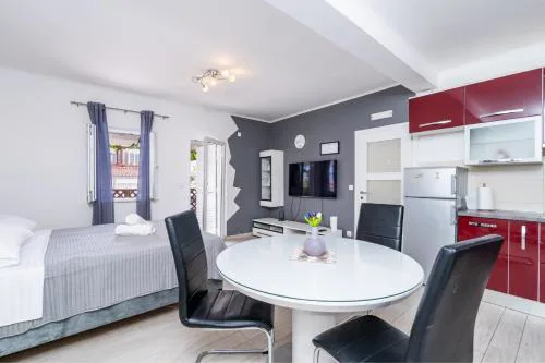 Studio Apartment Feather