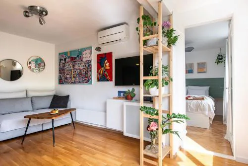 The Base - Bright 2BR, Near Old Town, Walk to Beach