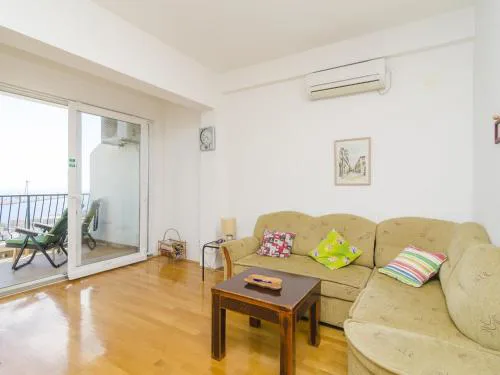 Medi Apartment - Two-Bedroom Apartment with Terrace and Sea View
