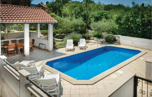 4 Bedroom Cozy Home In Gruda