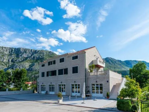 Apartments Azzurro- Three Bedroom Apartment with Terrace and Hot Tub Azzurro I-donji