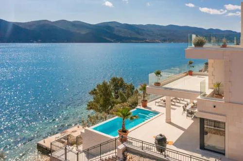 Villa Maris, 5m sea beach, heated pool, sauna