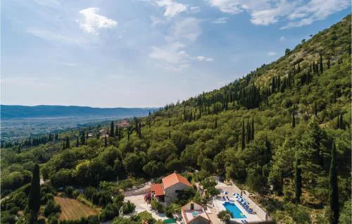 Five-Bedroom Holiday Home In Lovorno