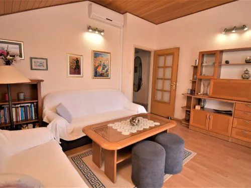 2 bedroom apartment with garden