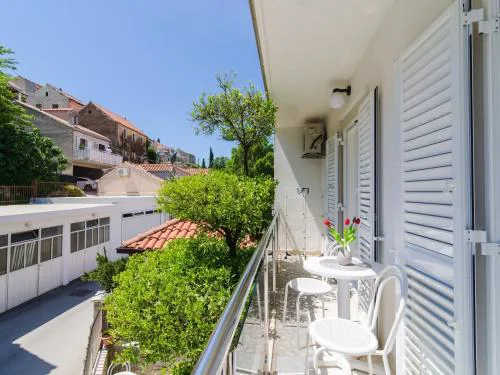 Apartments & Rooms Bari i -Standard One Bedroom Apartment with Balcony and Garden View APT-3
