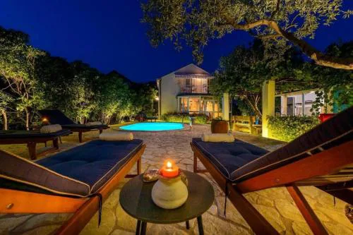 Family Four Bedroom Holiday Home with Pool