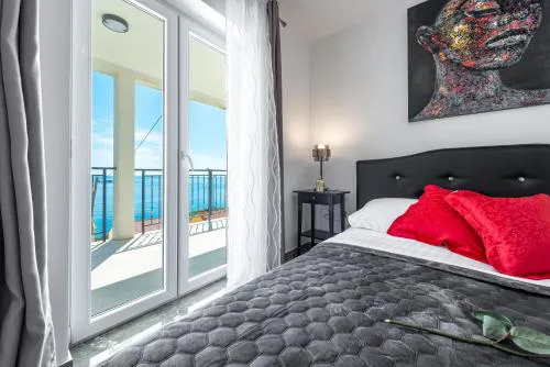 Golden SeaView Holiday Home