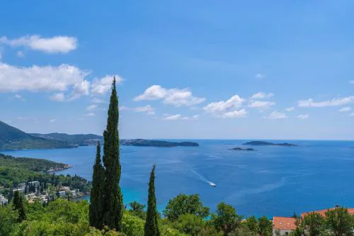Superior Apartments Fiva with Sea View, Pool and Free Parking