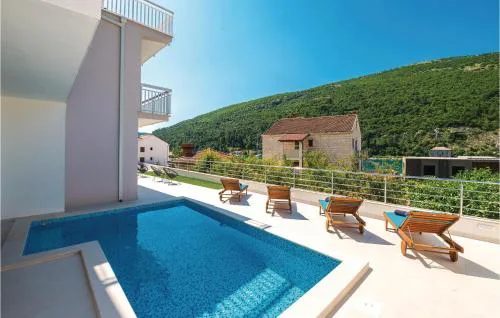 Two-Bedroom Apartment In Mokosica