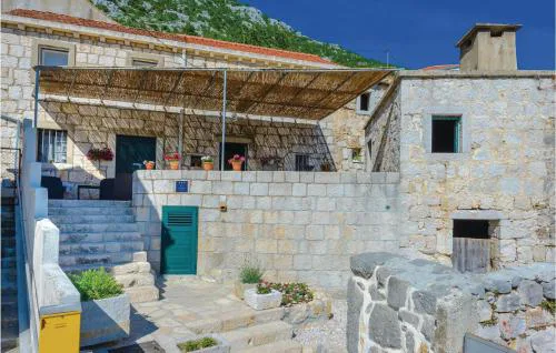 Three-Bedroom Holiday Home In Mrcevo