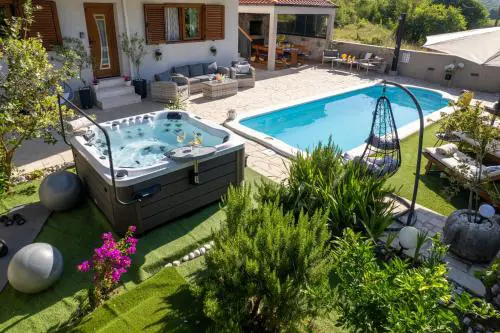Villa Ivona with swimming pool and jacuzzi