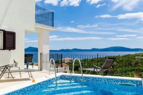 Beachfront Villa with Swimming Pool,Terrace and Sea view