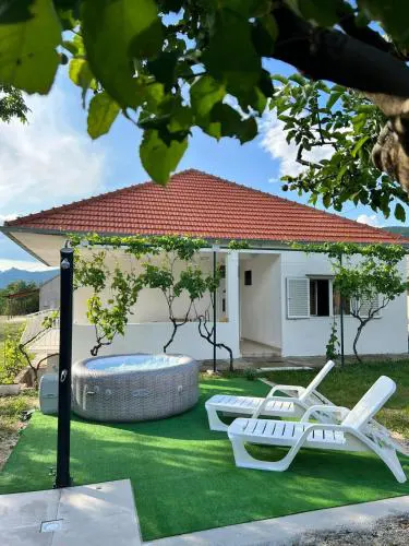 Blue Sky - jacuzzi & wine