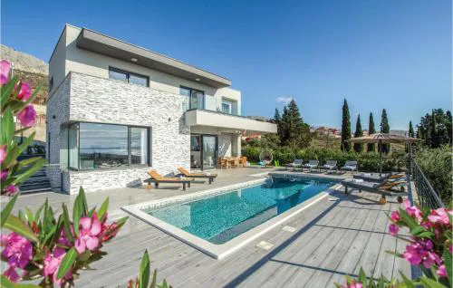Stunning Home In Kucine