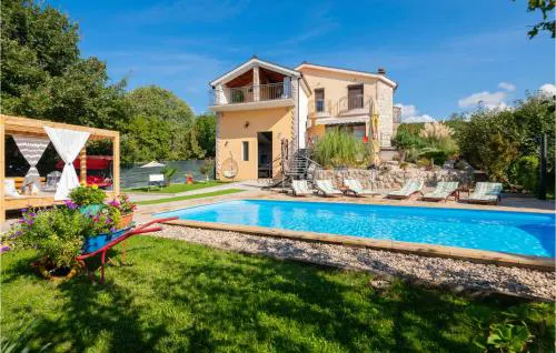 Five-Bedroom Holiday Home In Vinjani Donji