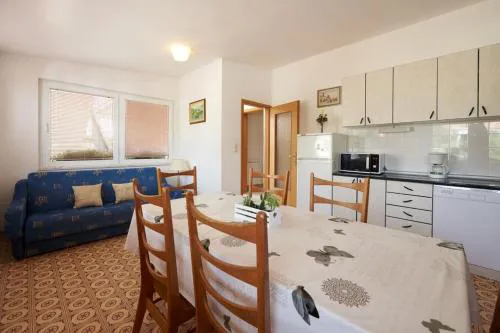 Apartment in Seget Vranjica with sea view, terrace, air conditioning, WiFi 5052-5