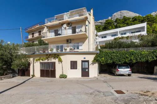 Apartments with parking space Marusici, Omis - 1131