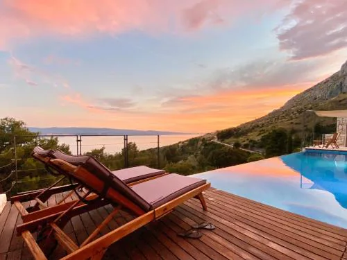 Villa FORTE-Exclusive Retreat, Heated Infinity Pool & Amazing Views